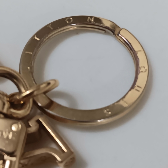 Louis Vuitton LV Link Gold Bag Charm Key Holder M69481 ✨ - Picture 6 of 11